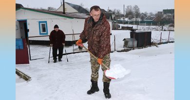 Расчыстка снегу для спартыўнага і загартаванага Аляксандра Шнітко толькі размінка.