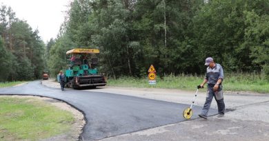 Работнікі ДРБУ № 180 укладваюць асфальт на дарозе Бягомль – Дубавік.