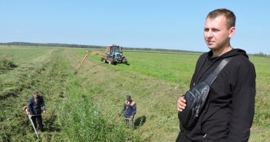 Яўген Рослаўцаў падчас тэхдогляду меліярацыйнага  канала на тэрыторыі райаграсэрвіса. Абкоску вядуць Аляксандр Сіняўскі (на трактары), Андрэй Добыш і Яўген Чарнуха.