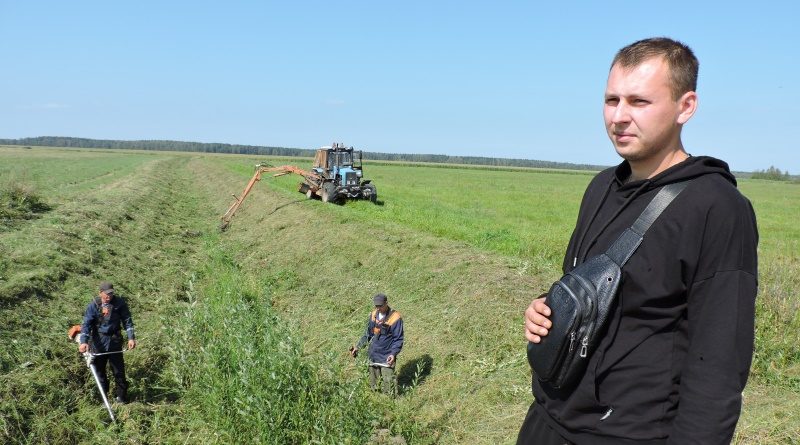 Яўген Рослаўцаў падчас тэхдогляду меліярацыйнага  канала на тэрыторыі райаграсэрвіса. Абкоску вядуць Аляксандр Сіняўскі (на трактары), Андрэй Добыш і Яўген Чарнуха.