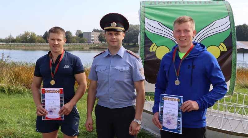 (Злева направа) Аляксандр Мацкевіч, Міхаіл Яловік і Ігар Жылінскі падчас раённага лёгкаатлетычнага кросу.