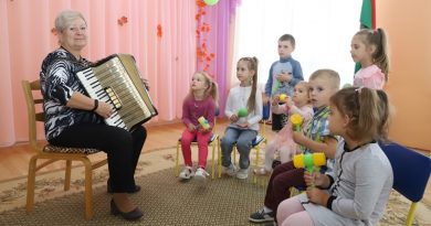 Ала Ляйчынская рэпеціруе з дашкалятамі песню да Дня маці.