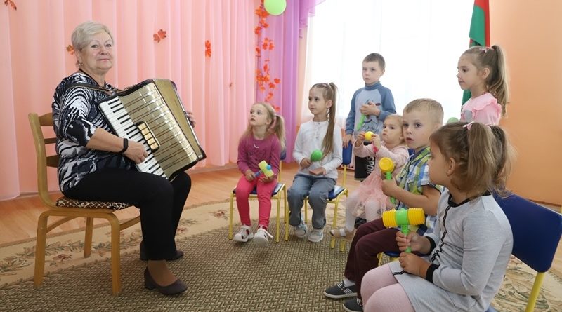 Ала Ляйчынская рэпеціруе з дашкалятамі песню да Дня маці.