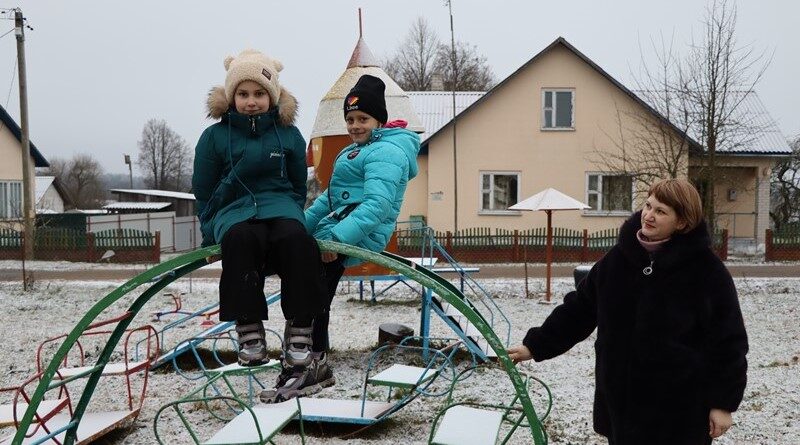 Старэйшына в. Паўночнае Гняздзілава Кацярына Пашкевіч разам з малодшай дачкой Яўгеніяй і суседскай дзяўчынкай Алінай дэманструюць гульнявую пляцоўку.